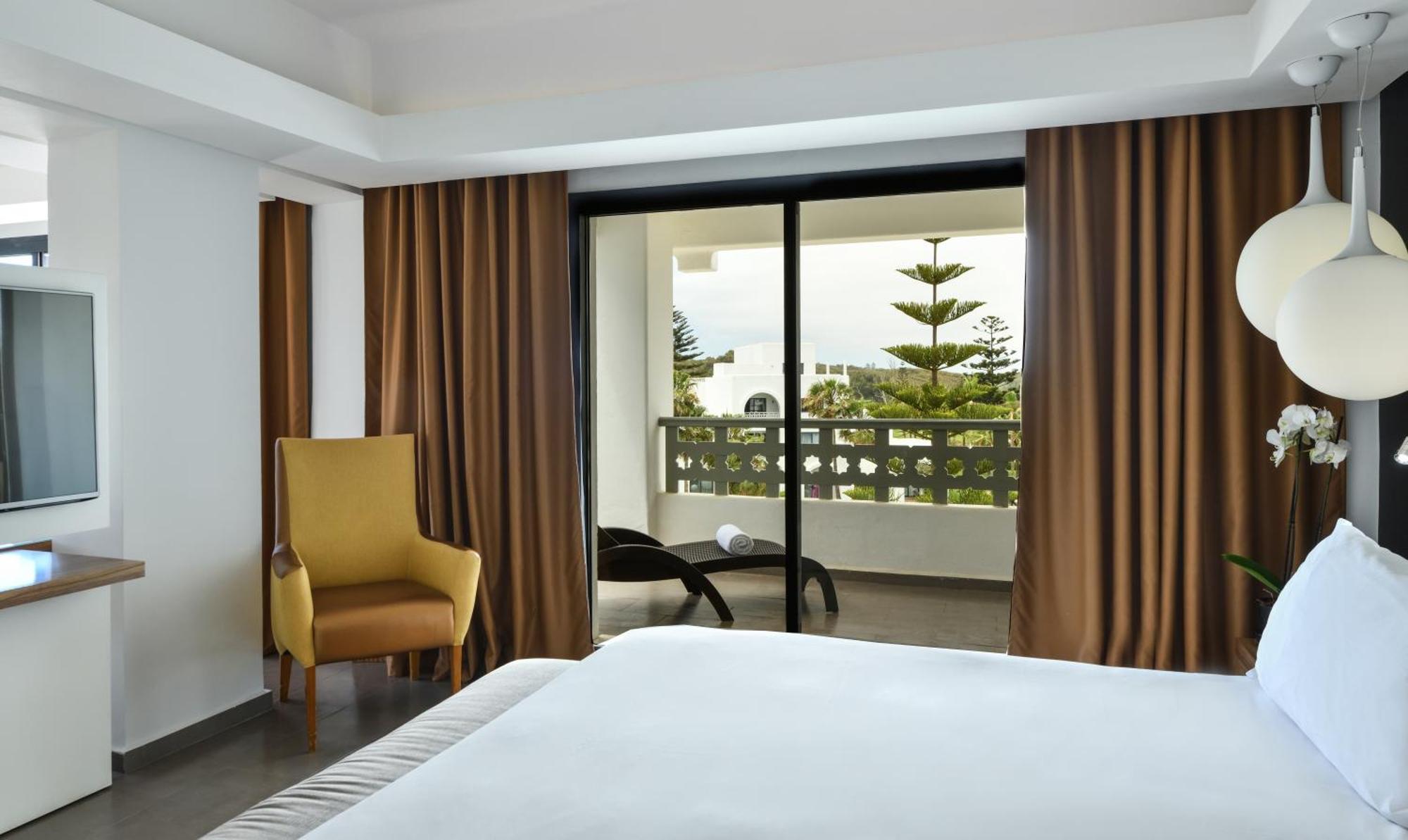 Pullman Mazagan Royal Golf & Spa Džadída Exteriér fotografie A bedroom with a sliding door
