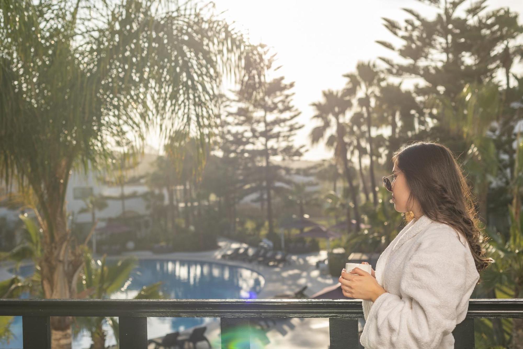 Pullman Mazagan Royal Golf & Spa Džadída Exteriér fotografie A woman wearing a bathrobe