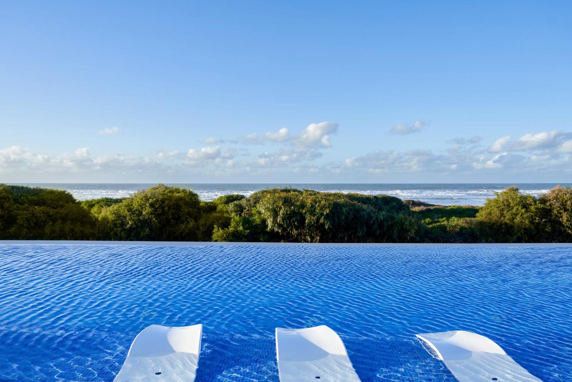 Pullman Mazagan Royal Golf & Spa Džadída Exteriér fotografie View of the Atlantic Ocean from the pool at the Iberostar Grand Hotel Bahia, in 2019