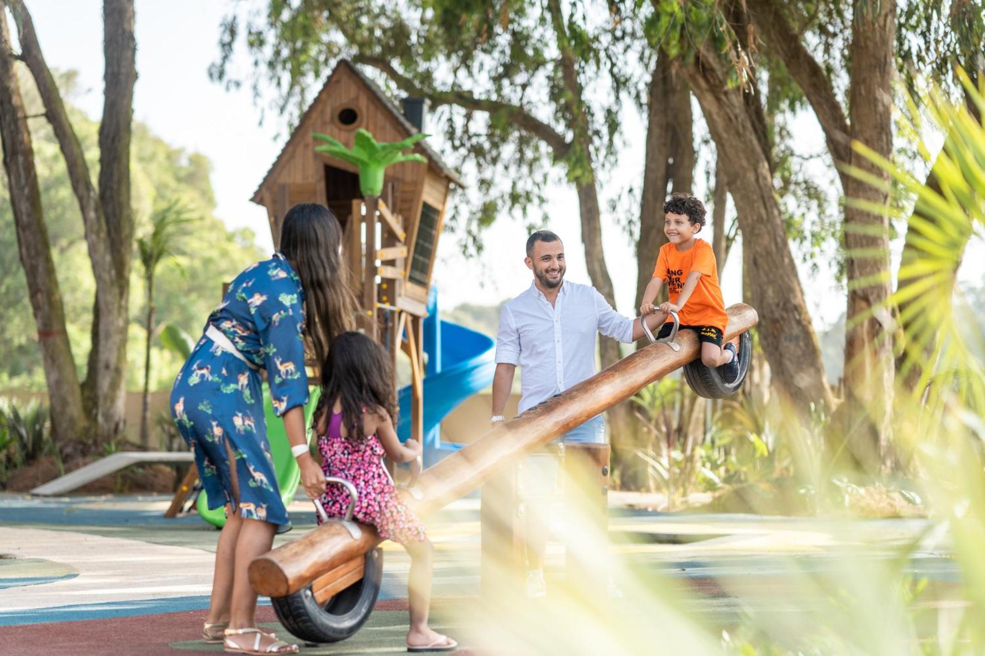 Pullman Mazagan Royal Golf & Spa Džadída Exteriér fotografie Family playing in the park