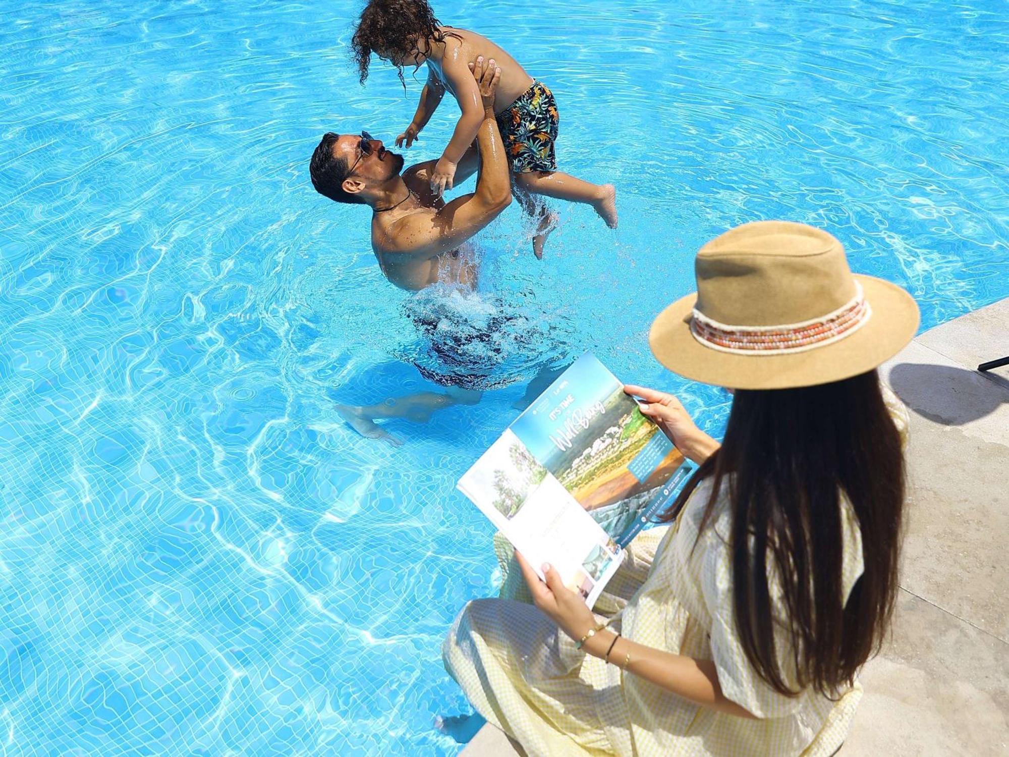 Pullman Mazagan Royal Golf & Spa Džadída Exteriér fotografie Family at a pool