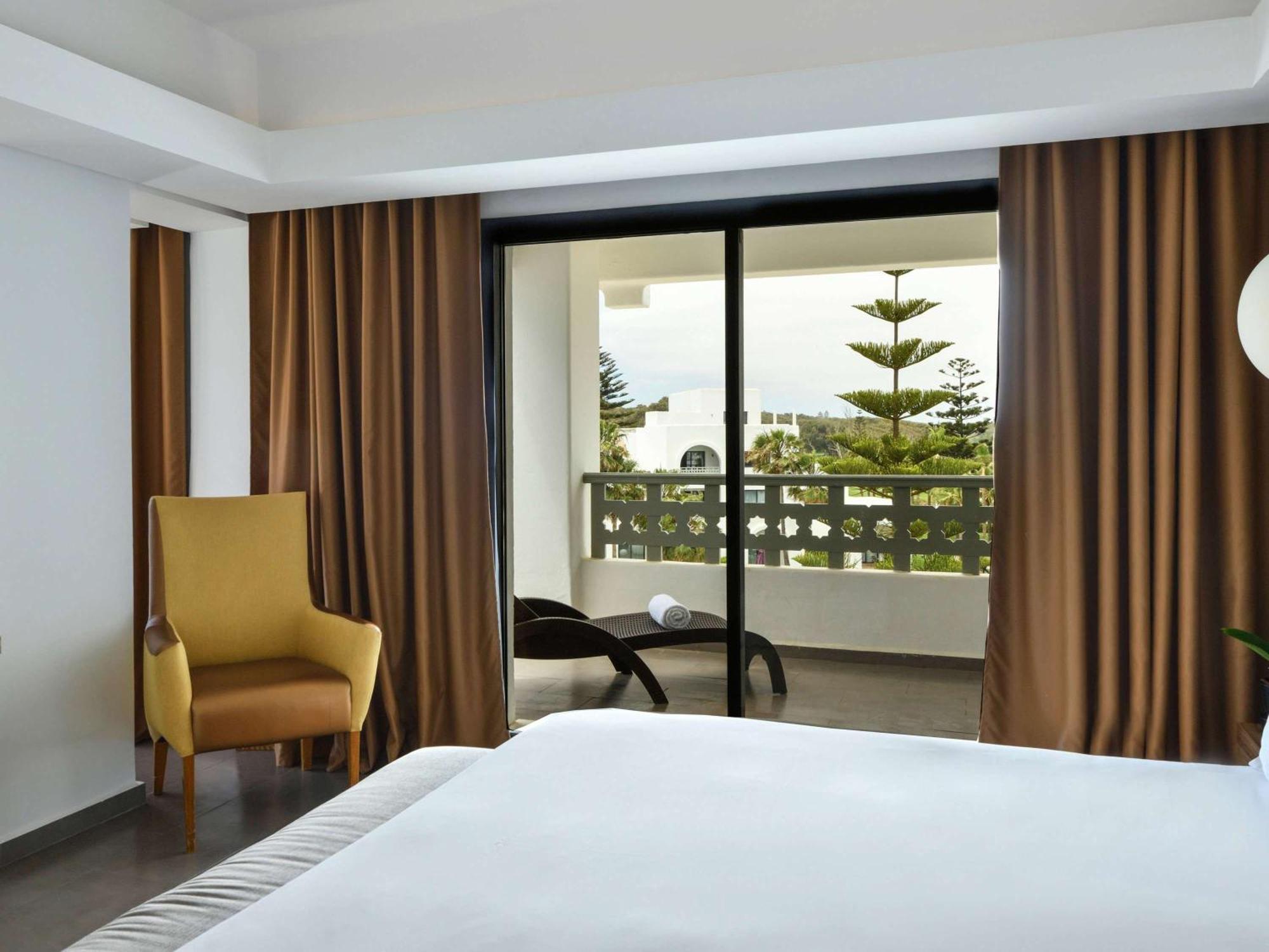 Pullman Mazagan Royal Golf & Spa Džadída Exteriér fotografie Curtains in a bedroom